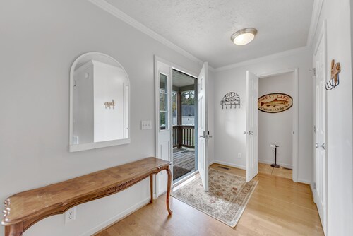 THE BLUESTONE COVE RETREAT on Kerr Lake:Gentle Slope/Sandy Cove, Game-Ready Yard