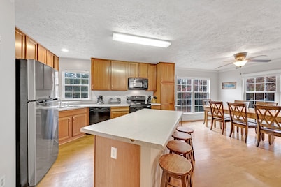 Private dock/beach on quiet cove - Lake house w/ king beds. Pet-friendly