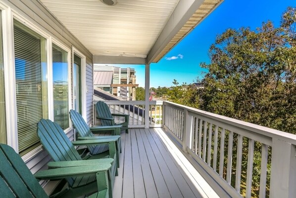 Property grounds - 3-story contemporary home, one block from the beach (Virginia Beach)