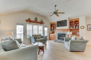 TV - 3-story contemporary home, one block from the beach (Virginia Beach)