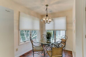 Dining - 3-story contemporary home, one block from the beach (Virginia Beach)