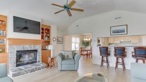 Unclassified image, 4 of 43, button - 3-story contemporary home, one block from the beach (Virginia Beach)