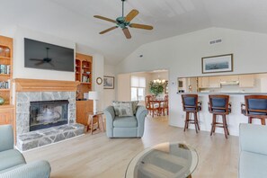 TV - 3-story contemporary home, one block from the beach (Virginia Beach)