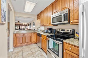 Frigorífico, microondas, horno y placa de cocina