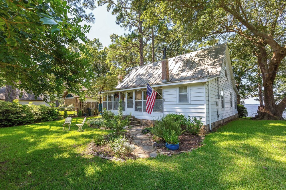 Beautiful Waterfront Home W/ Sleeping Porch on the Neuse River, outdoor shower.
