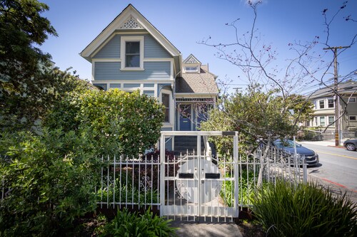 Gorgeous Upper Flat in Historic Berkeley Queen Anne Duplex