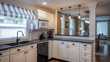 Køleskab, mikrobølgeovn, ovn, kogeplade