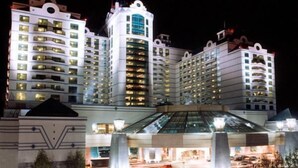 A multi-story hotel with a central atrium and a parking area. - Stunning Sunsets on Quonnie Waterfront- 2 Kayaks, Beach Pass & Backyard Clamming (Charlestown)