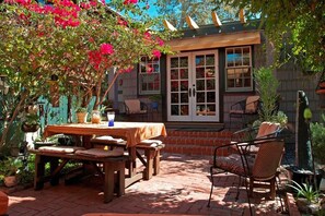 Outdoor dining - Fabulous Downtown Living (Santa Barbara)