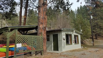 The Wilderness Cabin | Lake view