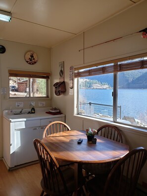 The Lake Cabin | In-room dining - Liar's Cove Resort (Conconully)