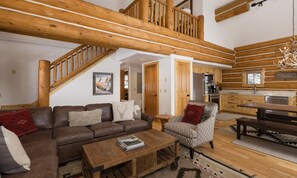 Una televisión, una chimenea, una consola de videojuegos