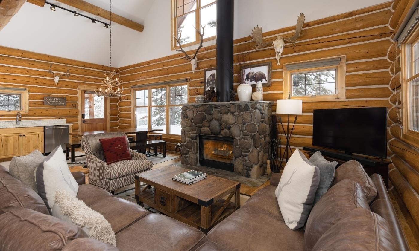 Televisie, een open haard, een videogameconsole en een stereo