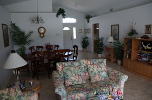 智能电视、DVD 播放器、书