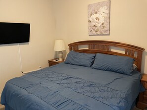 6 bedrooms, desk, iron/ironing board, travel cot