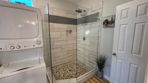 Dusj, hårføner, håndklær og såpe