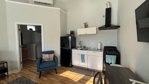 Kjøleskap, mikrobølgeovn, kaffetrakter/tekoker og kjøkkenutstyr