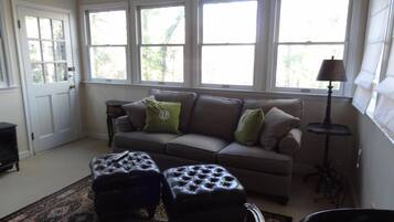 TV connectée, livres, chaîne hi-fi