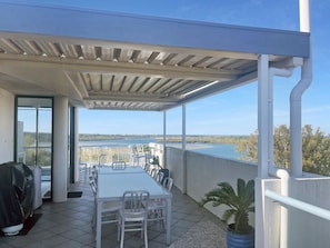 Outdoor dining - Prime location along Maroochy River with excellent river views. (Maroochydore)
