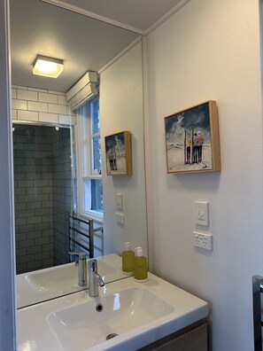 Regadera, secadora de cabello, toallas, papel de baño 