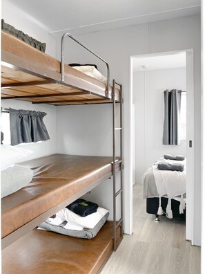 1 bedroom, bed sheets