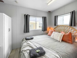 1 bedroom, bed sheets