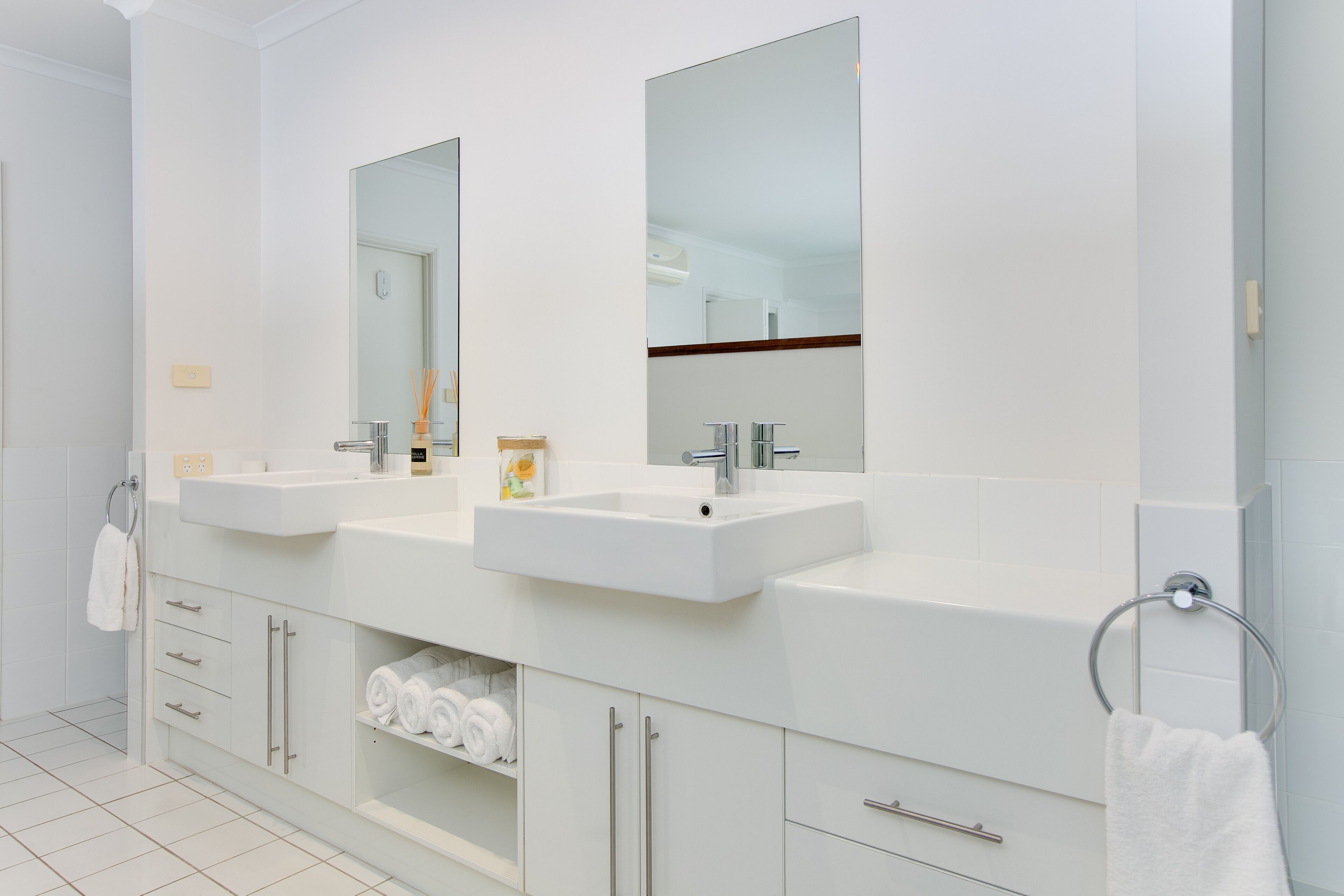 Deja Vu Palm Cove 3 Kings Heated Pool Private Luxury 5 mins walk beach cafe's — image 22