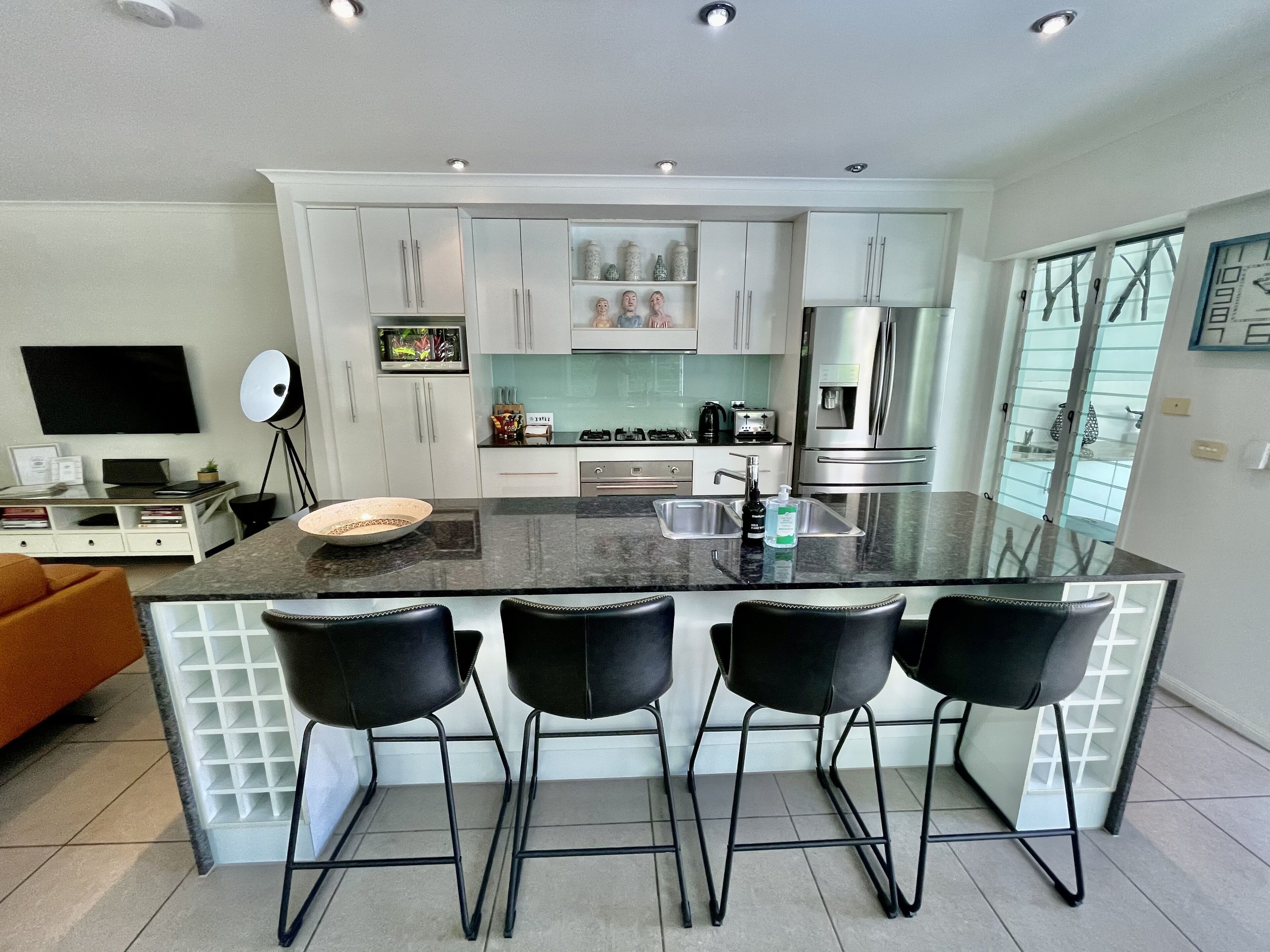 Deja Vu Palm Cove 3 Kings Heated Pool Private Luxury 5 mins walk beach cafe's — image 17