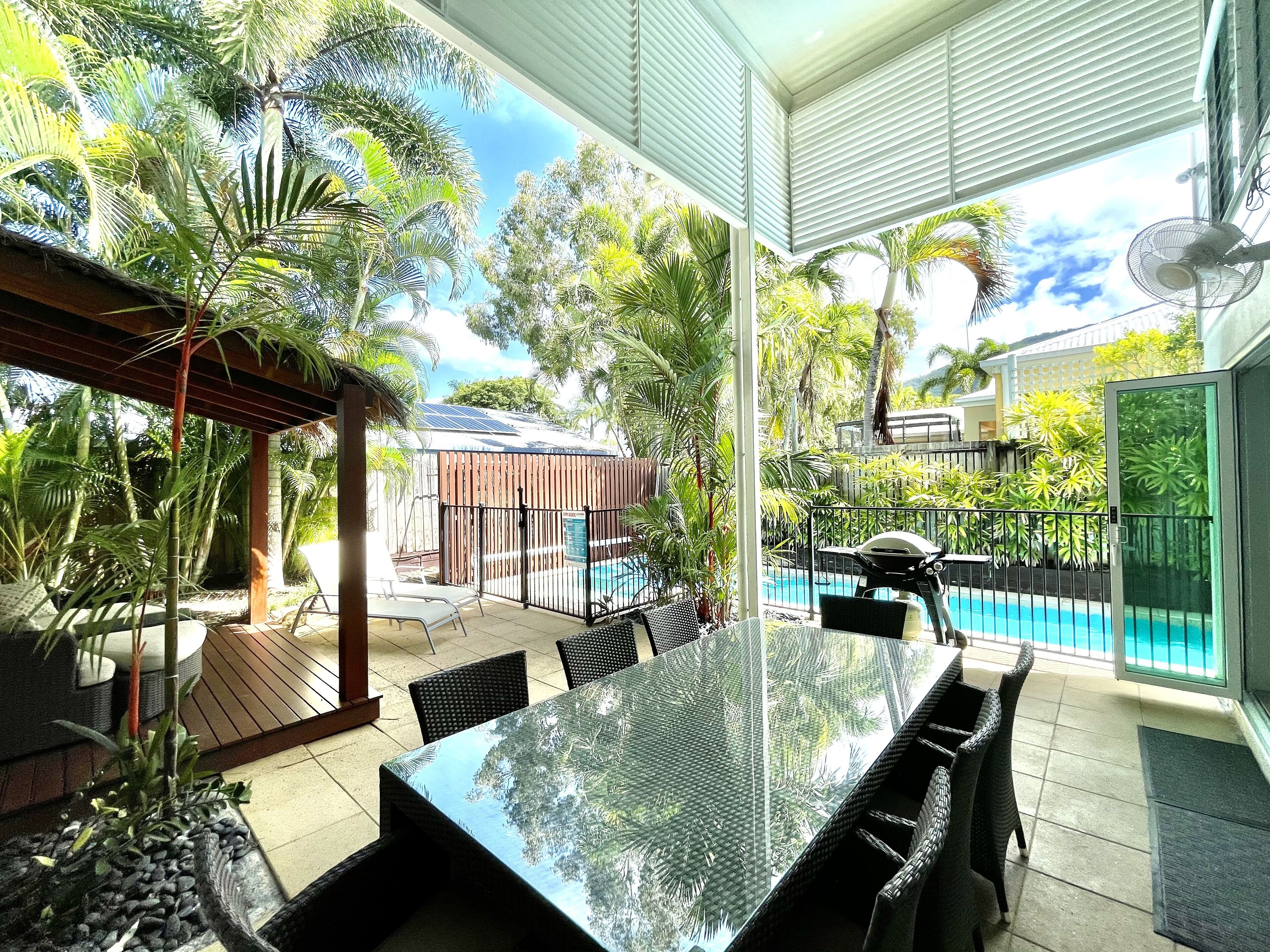 Deja Vu Palm Cove 3 Kings Heated Pool Private Luxury 5 mins walk beach cafe's — image 2