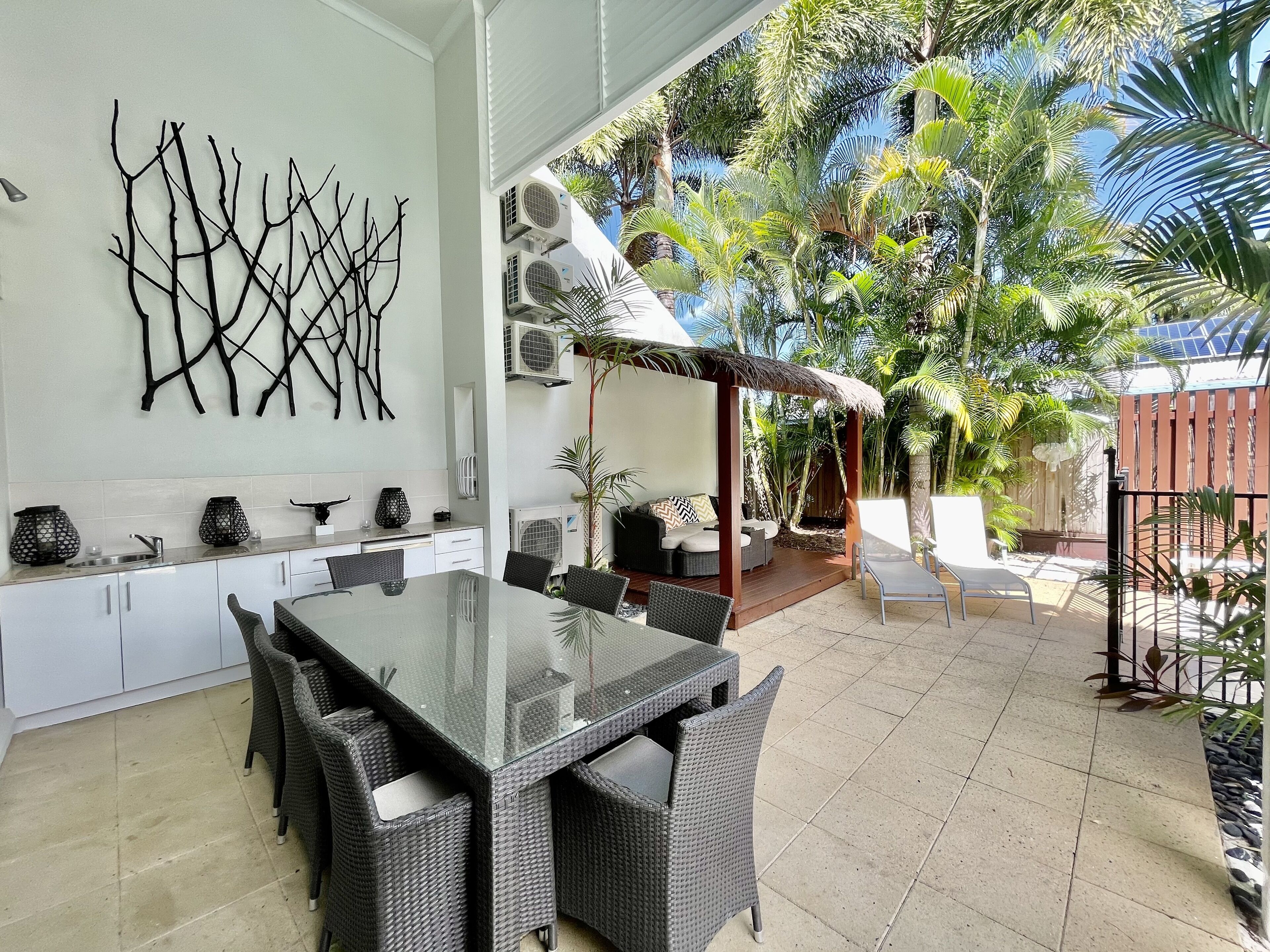 Deja Vu Palm Cove 3 Kings Heated Pool Private Luxury 5 mins walk beach cafe's — image 3