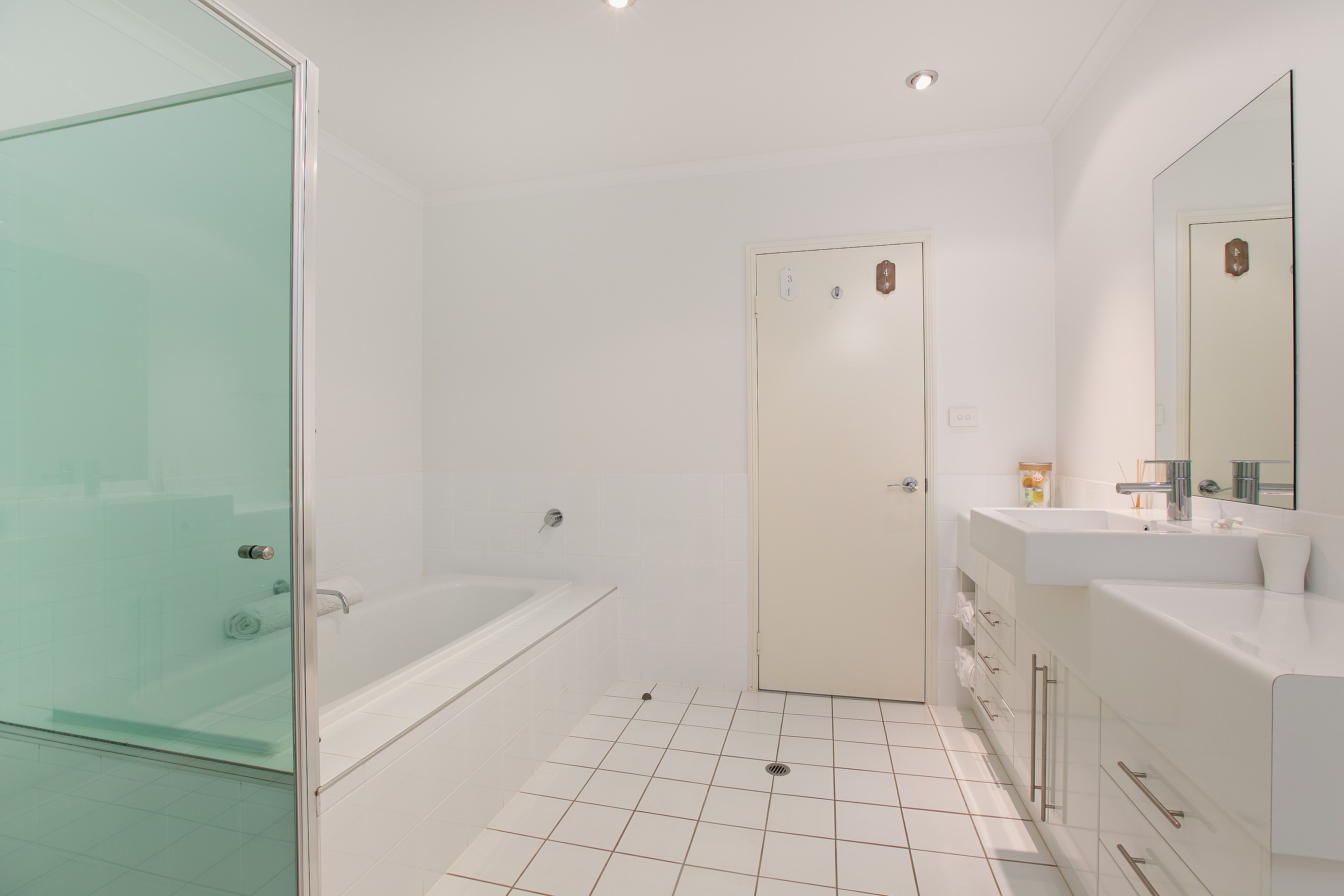 Deja Vu Palm Cove 3 Kings Heated Pool Private Luxury 5 mins walk beach cafe's — image 25