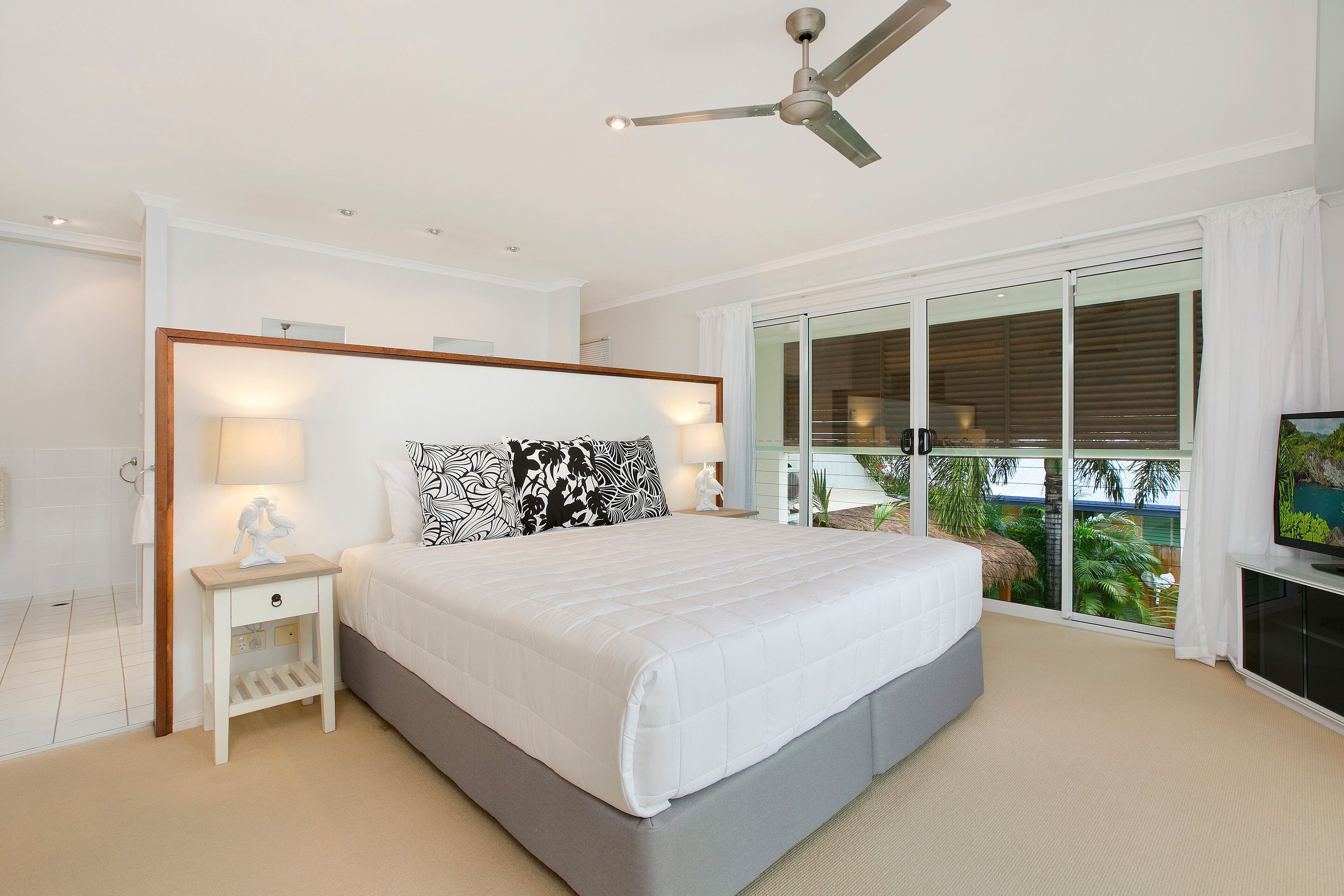 Deja Vu Palm Cove 3 Kings Heated Pool Private Luxury 5 mins walk beach cafe's — image 21