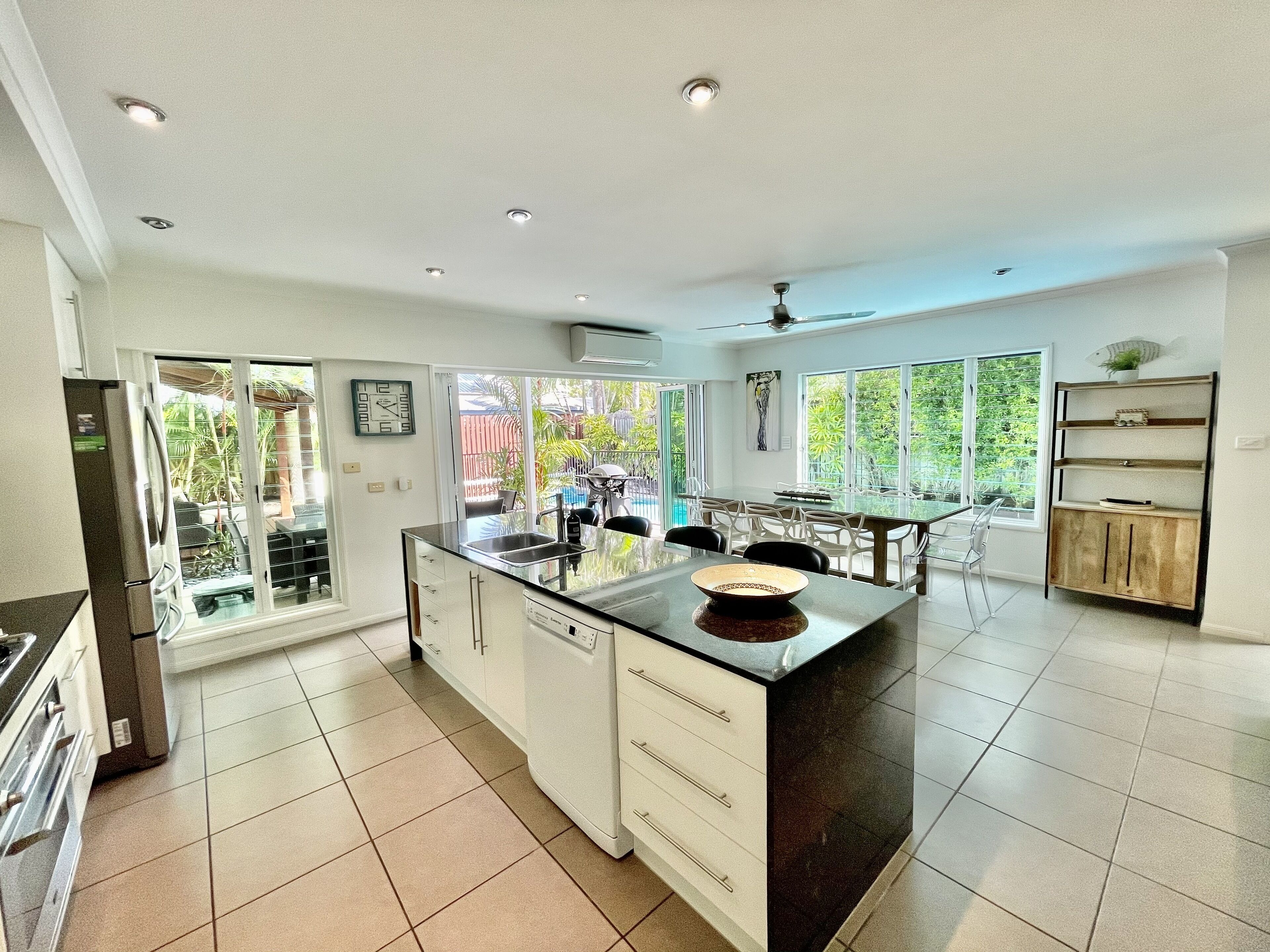 Deja Vu Palm Cove 3 Kings Heated Pool Private Luxury 5 mins walk beach cafe's — image 14