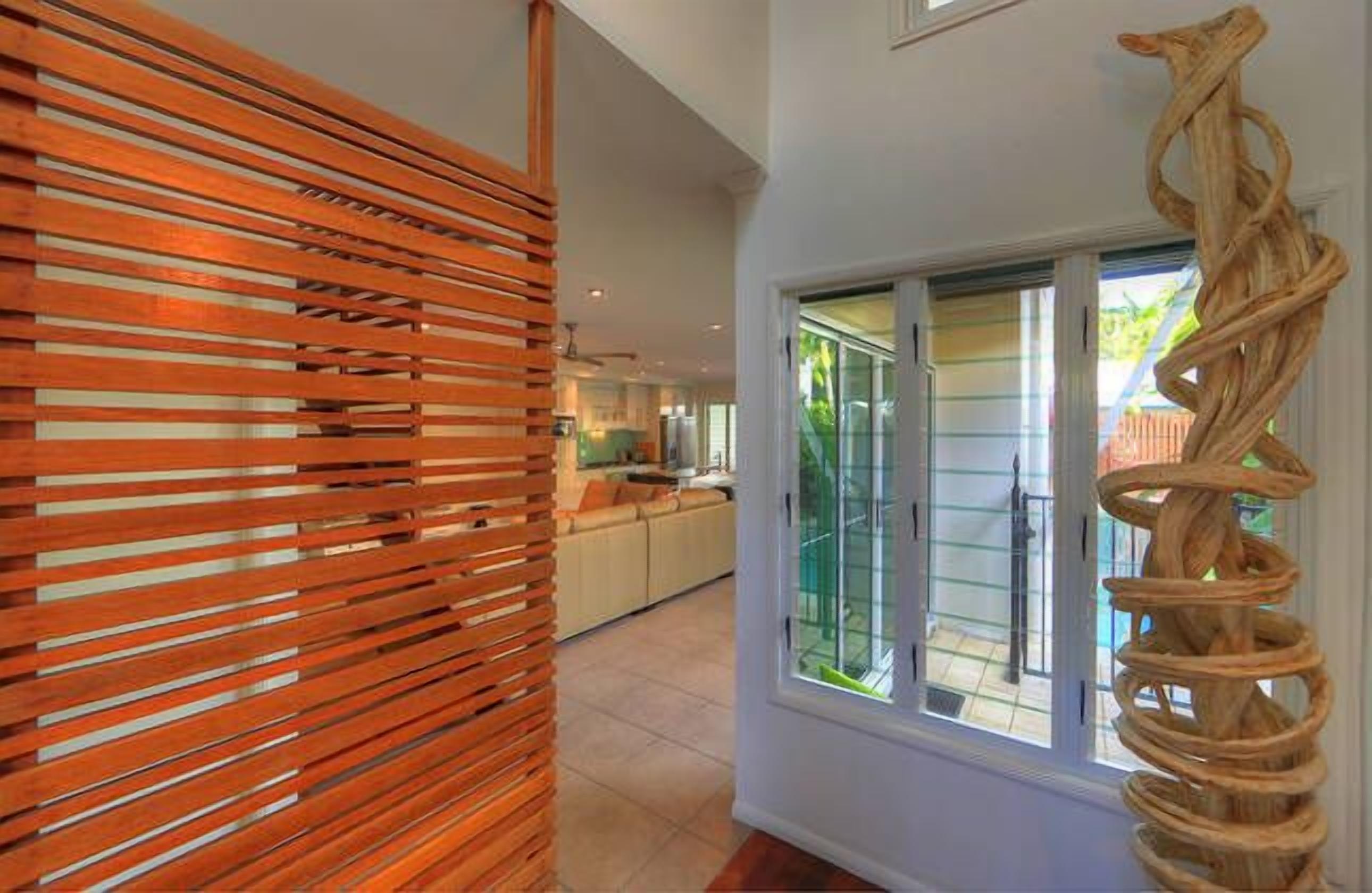 Deja Vu Palm Cove 3 Kings Heated Pool Private Luxury 5 mins walk beach cafe's — image 5