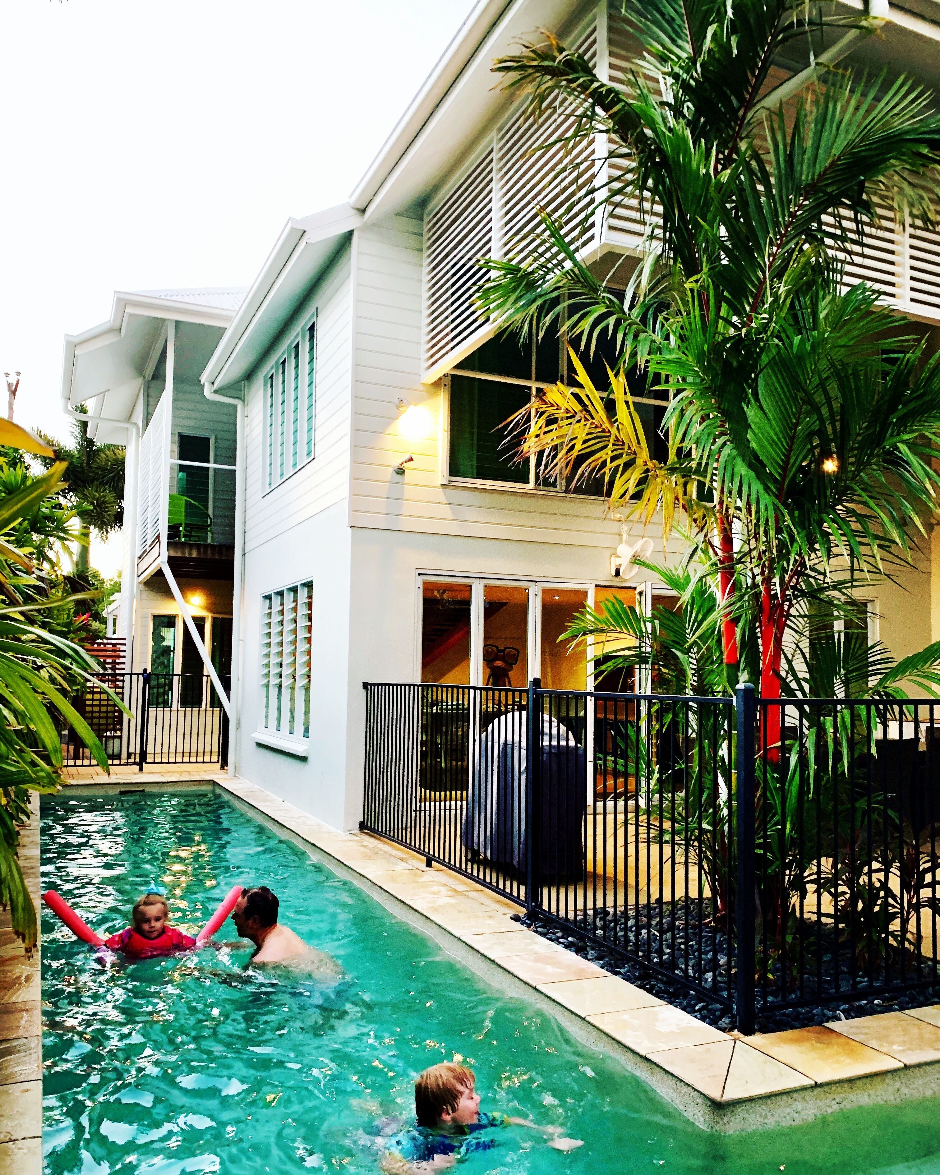 Deja Vu Palm Cove 3 Kings Heated Pool Private Luxury 5 mins walk beach cafe's — image 7