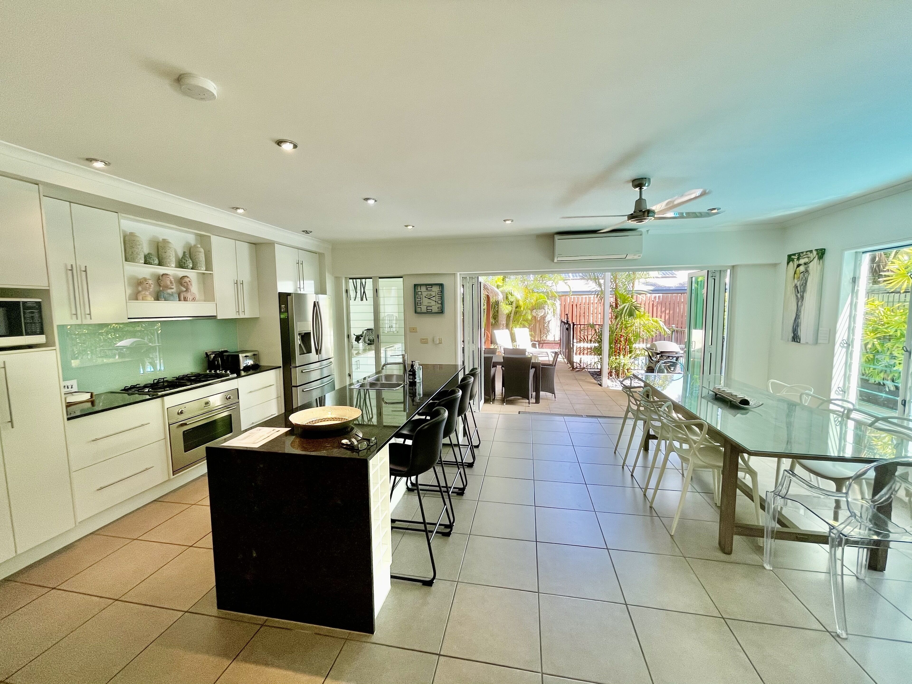 Deja Vu Palm Cove 3 Kings Heated Pool Private Luxury 5 mins walk beach cafe's — image 16