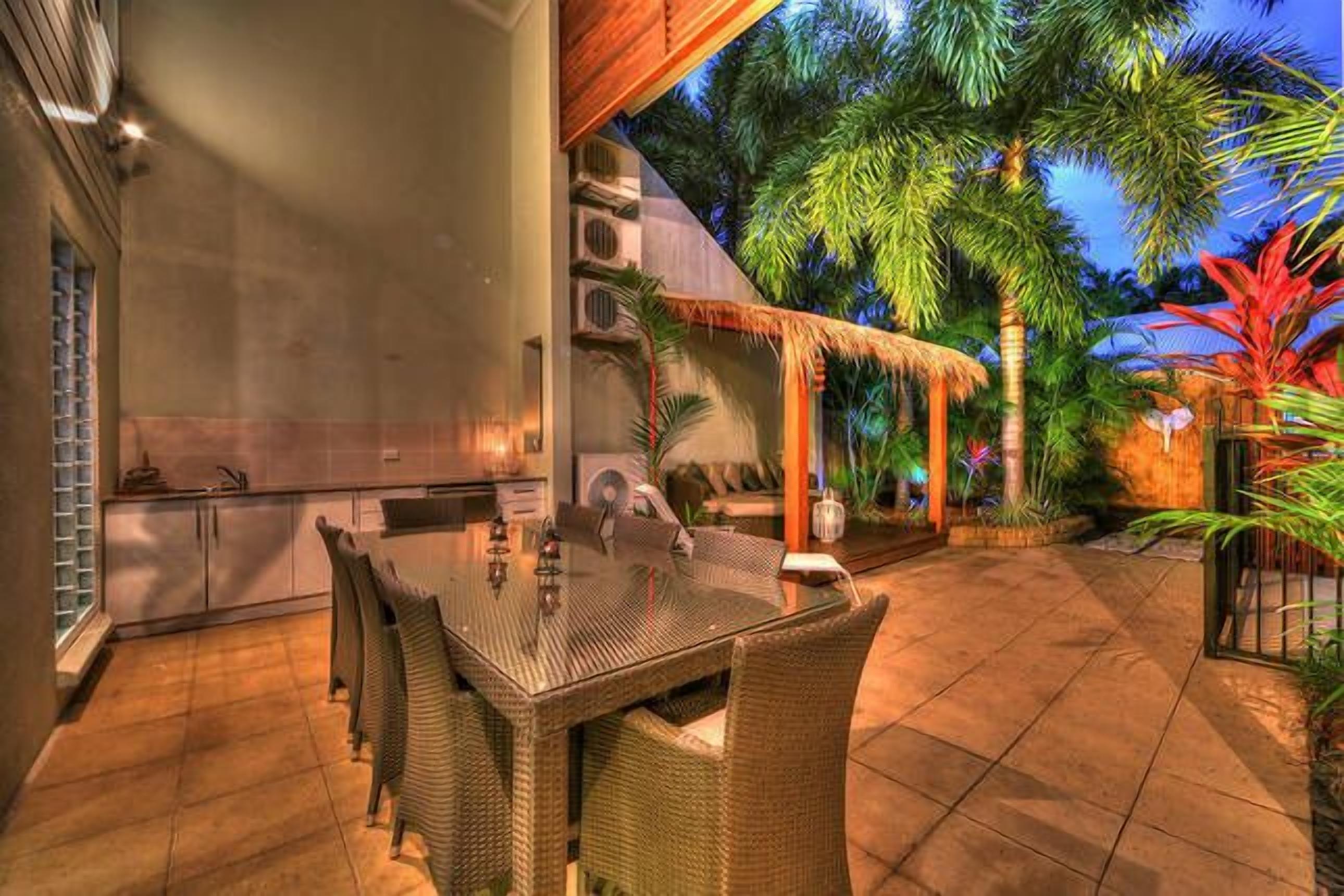 Deja Vu Palm Cove 3 Kings Heated Pool Private Luxury 5 mins walk beach cafe's — image 18