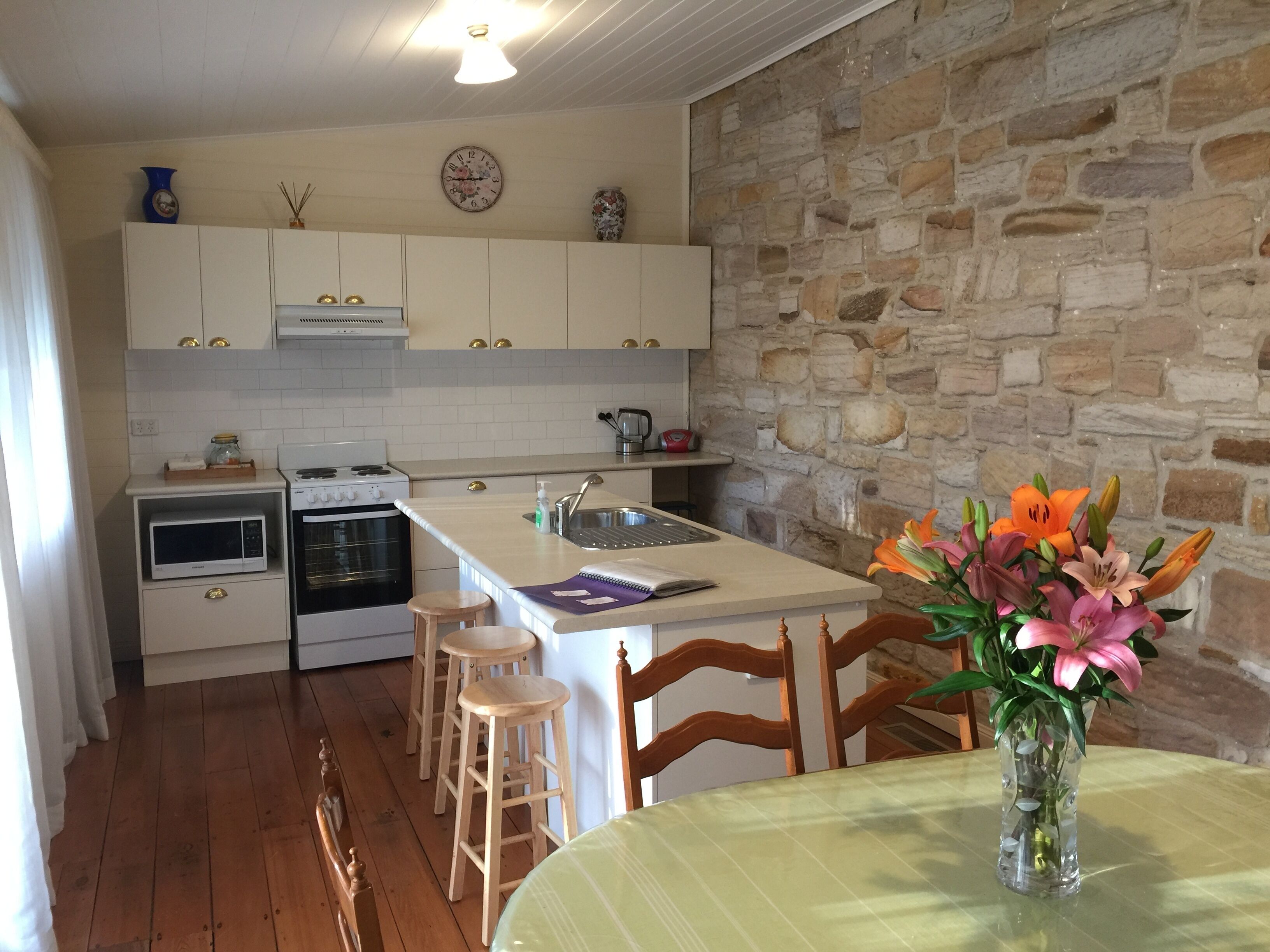 Historic Sandstone cottage fully appointed for all needs & pet friendly as well