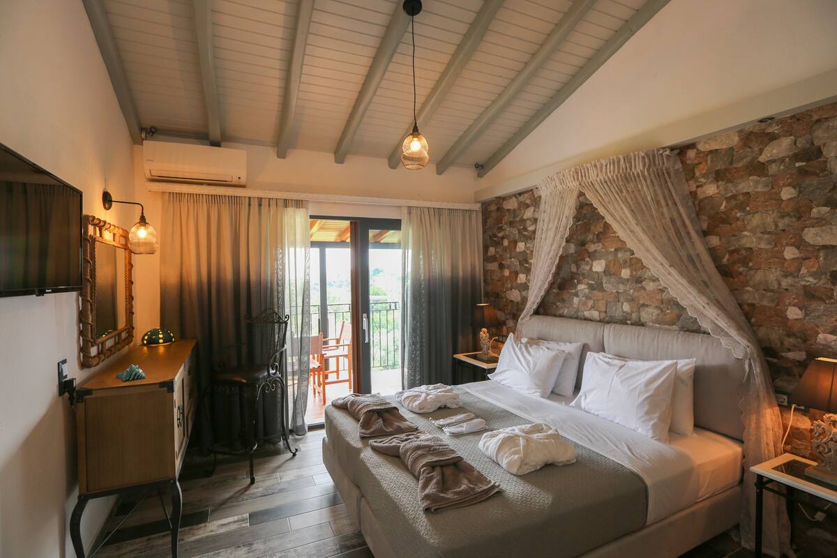 In-room safe, iron/ironing board, free WiFi, bed sheets