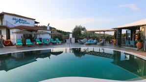 Outdoor pool, pool umbrellas, sun loungers - Skiathos Argento (Skiathos)
