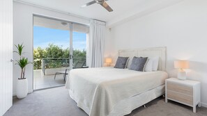 3 bedrooms, iron/ironing board, free WiFi, bed sheets - 1 Alpha Huge wrap-around balcony - all on one level - garden outlook (Sunshine Beach)