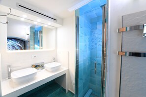 Douche, sèche-cheveux, bidet, serviettes fournies