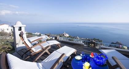 Uskomaton sijainti Amalfin rannikolla, josta on upeat näkymät keholle ja sielulle