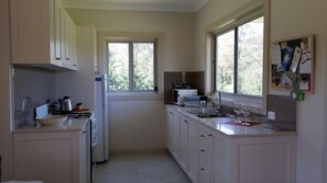 Kjøleskap, mikrobølgeovn, ovn og kokeplater