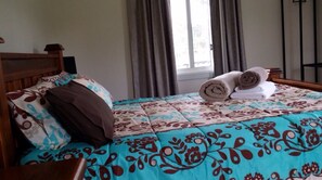 2 habitaciones, tabla de planchar con plancha y ropa de cama 