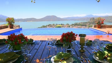 Utomhuspool och uppvärmd pool