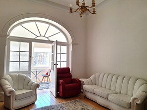 Smart TV, fireplace, books - 300 steps to Glenelg Beach | Spacious, renovated heritage apartment (Glenelg)