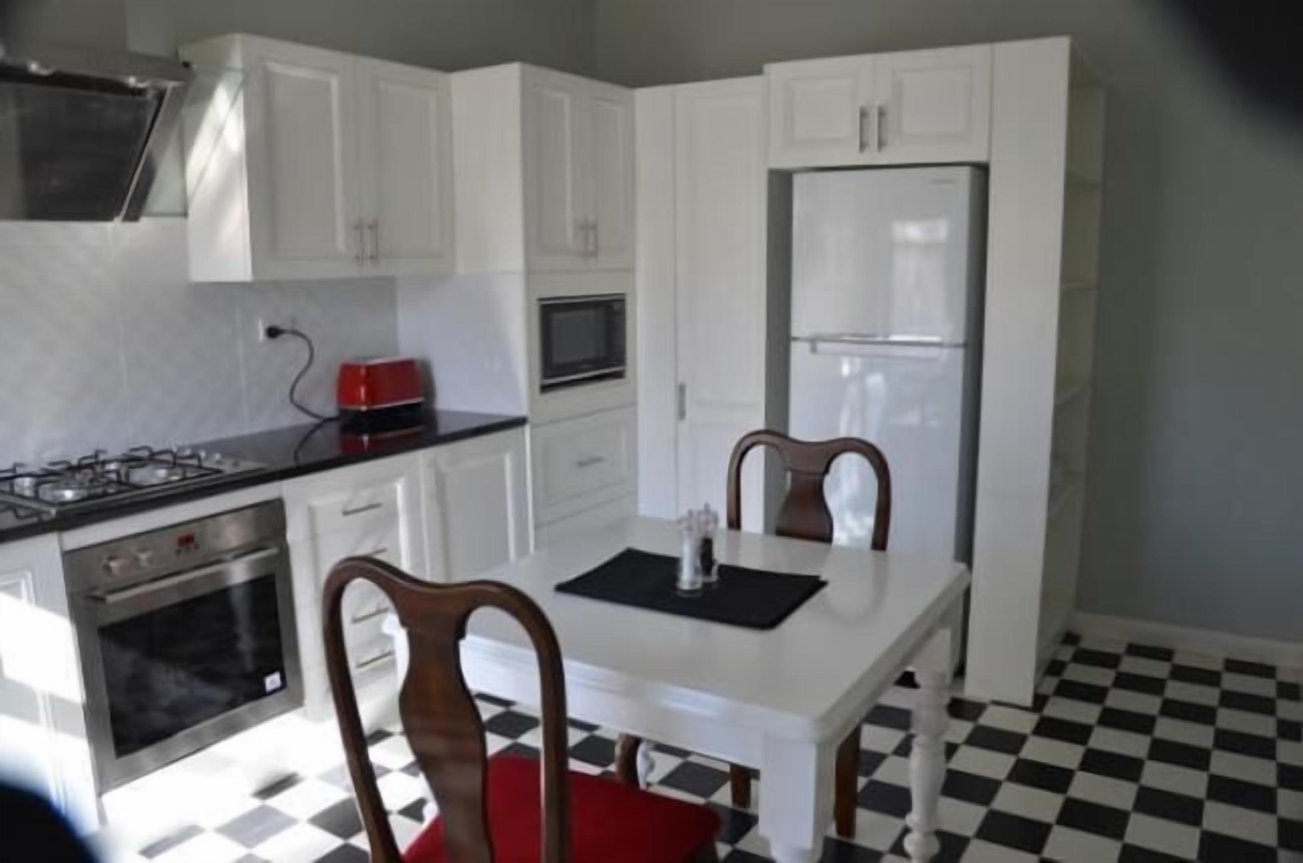 Glenelg Apartment 500 steps to Beachside