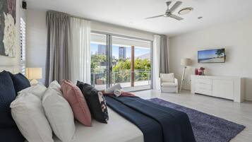 5 bedrooms, iron/ironing board, bed sheets