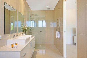 Dusche, Haartrockner, Handtücher